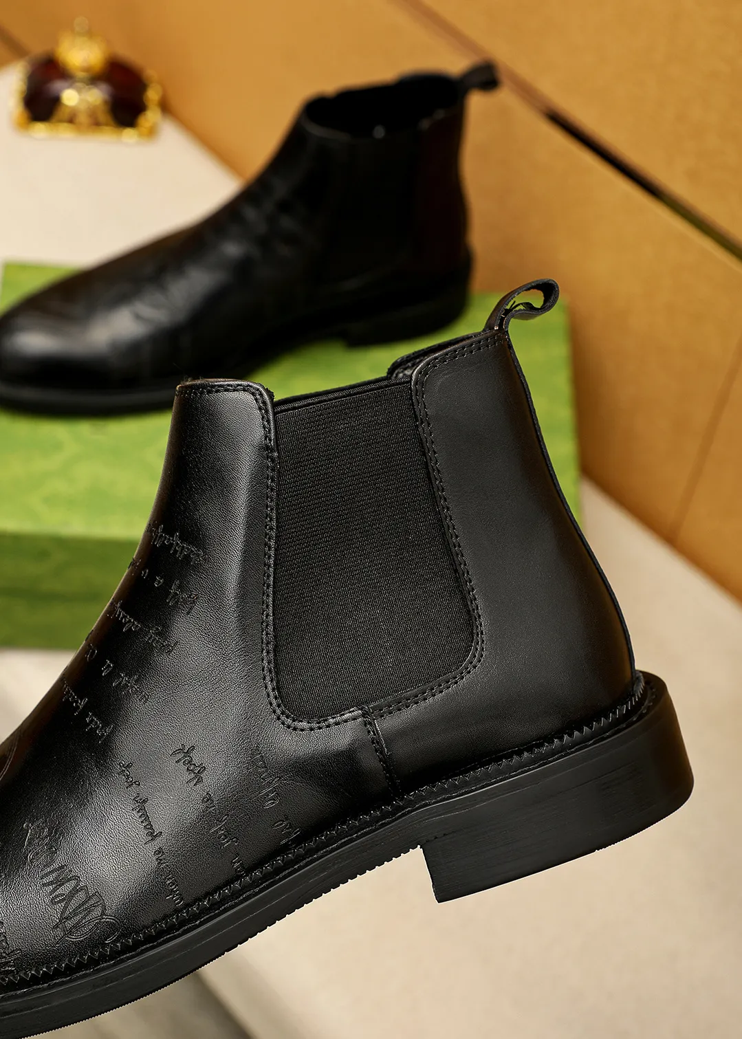 Men's shoes 💰640 💐 Product trademark: GUCCI "Gucci" high-top leather shoes Regular size: 38-44 (37.45.46🉑️Customized) Product materials: Selected imported first-layer calfskin embossed upper + luxury hardware buckle, imported sheep 🐑 leather lining. Strong three-dimensional visual effect, original outsole Color: 3⃣️colors available